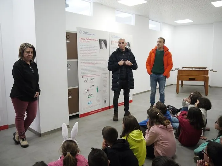 Una exposición sobre la aportación femenina a la historia de la microbiología como protagonista del Día Internacional de la Mujer y la Niña en la Ciencia