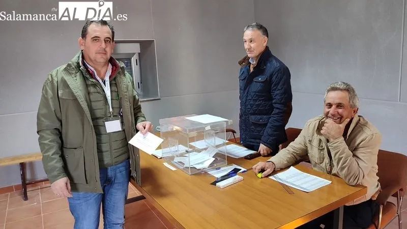 El presidente de ASAJA Salamanca, Juan Luis Delgado, votaba a primera hora en Cabeza del Caballo  | FOTOS: Miguel Corral