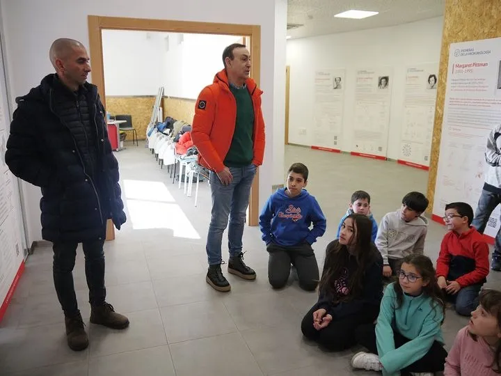 Una exposición sobre la aportación femenina a la historia de la microbiología como protagonista del Día Internacional de la Mujer y la Niña en la Ciencia
