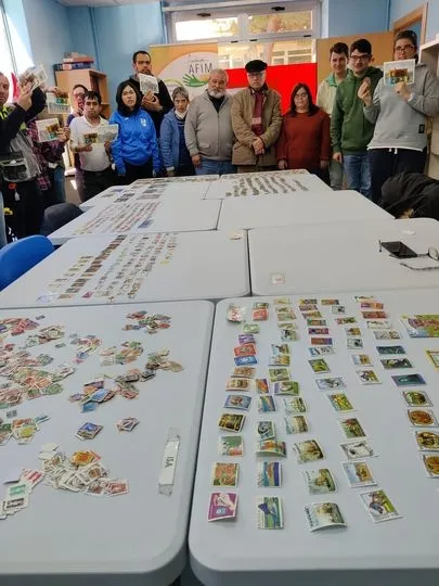 Miembros de la Fundación AFIM descubren el mundo de la filatelia 
