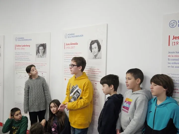 Una exposición sobre la aportación femenina a la historia de la microbiología como protagonista del Día Internacional de la Mujer y la Niña en la Ciencia