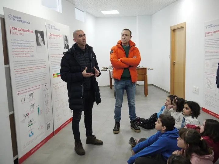 Una exposición sobre la aportación femenina a la historia de la microbiología como protagonista del Día Internacional de la Mujer y la Niña en la Ciencia
