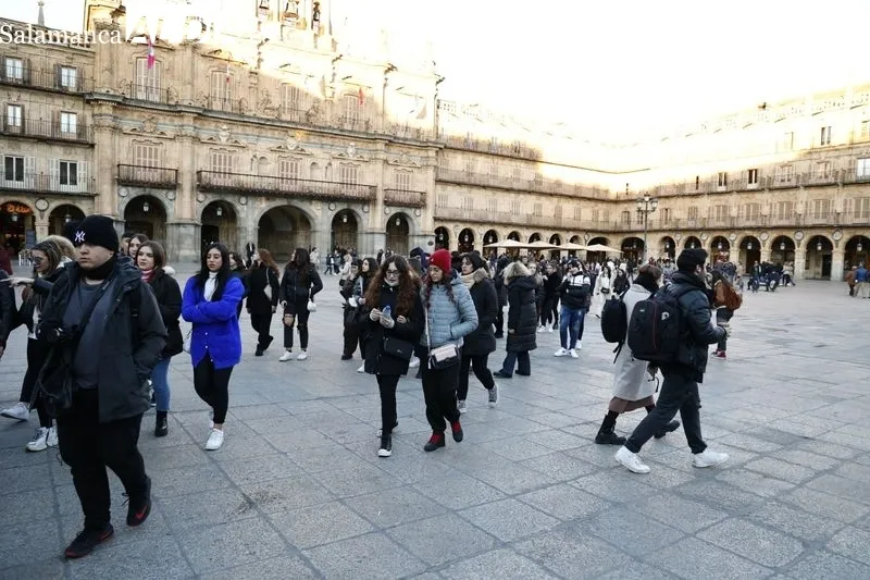 El sol anima a los salmantinos a disfrutar del domingo en la calle | FOTOS: David Sañudo