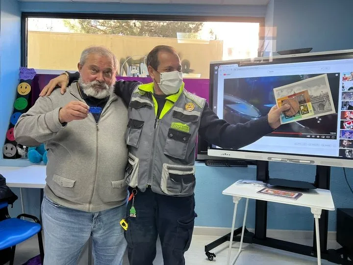 Miembros de la Fundación AFIM descubren el mundo de la filatelia 