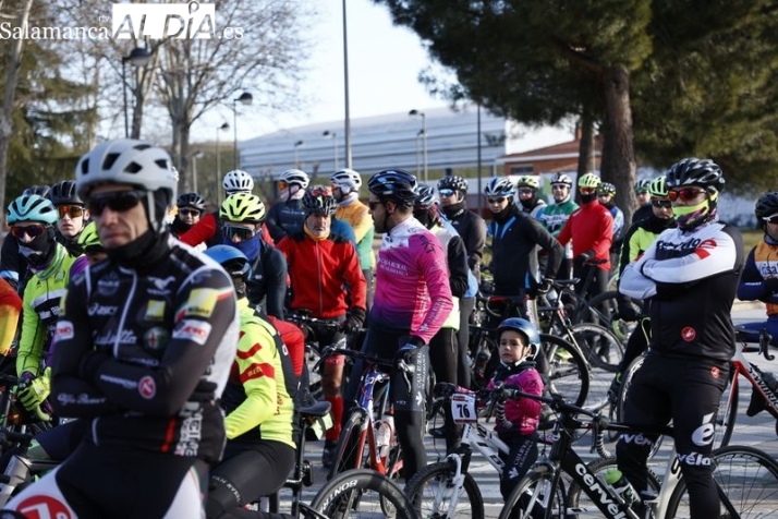 Los ciclistas salmantinos homenajean a la joven Estela Domínguez