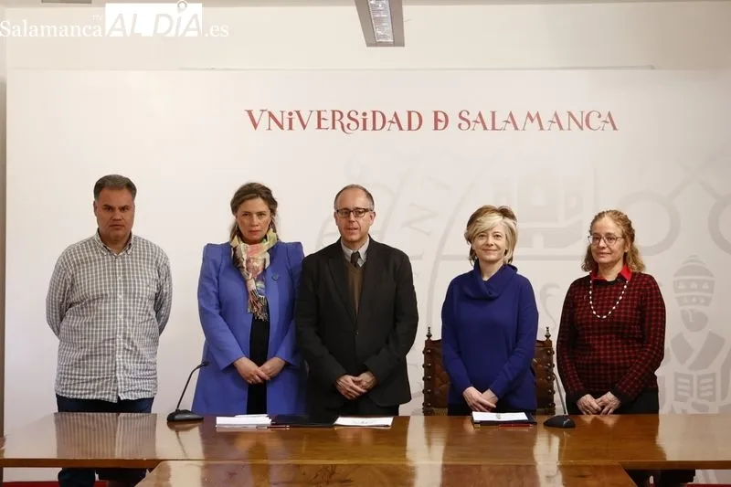 Firma en el Rectorado de la Universidad de Salamanca del acuerdo de la USAL y la Fundación Vodafone España, con la directora de ésta, Gloria Placer, y José Miguel Mateos Roco, vicerrector de Investigación y Transferencia. Foto de David Sañudo