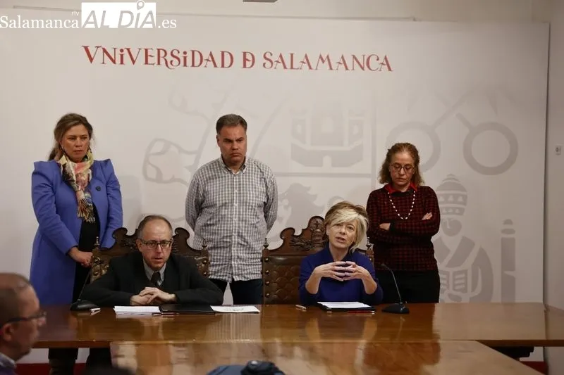 Firma en el Rectorado de la Universidad de Salamanca del acuerdo de la USAL y la Fundación Vodafone España, con la directora de ésta, Gloria Placer, y José Miguel Mateos Roco, vicerrector de Investigación y Transferencia. Foto de David Sañudo