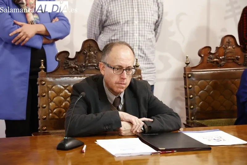 Firma en el Rectorado de la Universidad de Salamanca del acuerdo de la USAL y la Fundación Vodafone España, con la directora de ésta, Gloria Placer, y José Miguel Mateos Roco, vicerrector de Investigación y Transferencia. Foto de David Sañudo