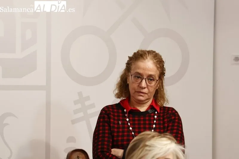 Firma en el Rectorado de la Universidad de Salamanca del acuerdo de la USAL y la Fundación Vodafone España, con la directora de ésta, Gloria Placer, y José Miguel Mateos Roco, vicerrector de Investigación y Transferencia. Foto de David Sañudo