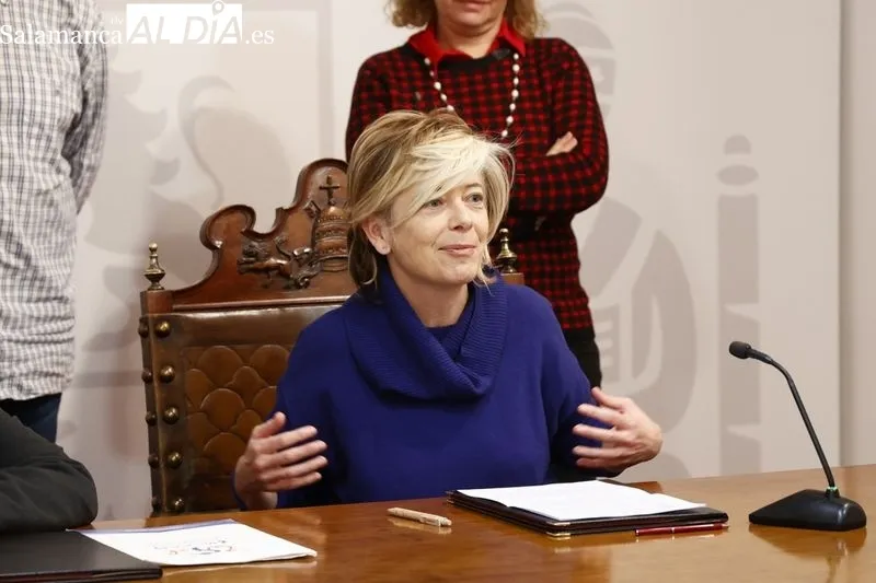 Firma en el Rectorado de la Universidad de Salamanca del acuerdo de la USAL y la Fundación Vodafone España, con la directora de ésta, Gloria Placer, y José Miguel Mateos Roco, vicerrector de Investigación y Transferencia. Foto de David Sañudo