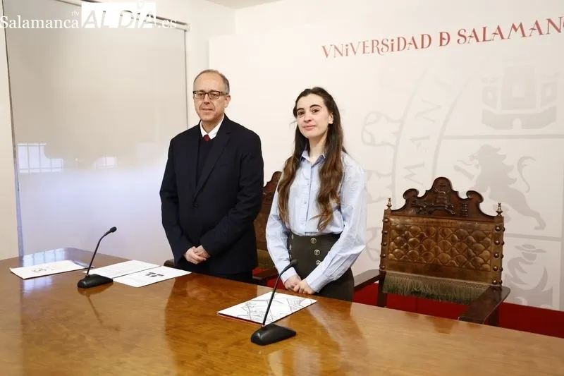 José Miguel Mateos Roco, vicerrector de Investigación y Transferencia, y Marian Tardáguila, técnico de producción cultural de la UCC i USAL, en la rueda de prensa celebrada en el Rectorado. Foto de David Sañudo
