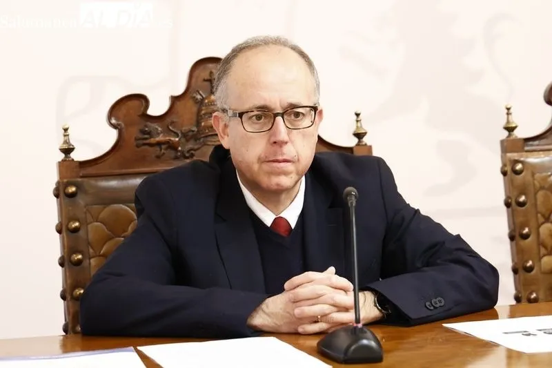 José Miguel Mateos Roco, vicerrector de Investigación y Transferencia, y Marian Tardáguila, técnico de producción cultural de la UCC i USAL, en la rueda de prensa celebrada en el Rectorado. Foto de David Sañudo