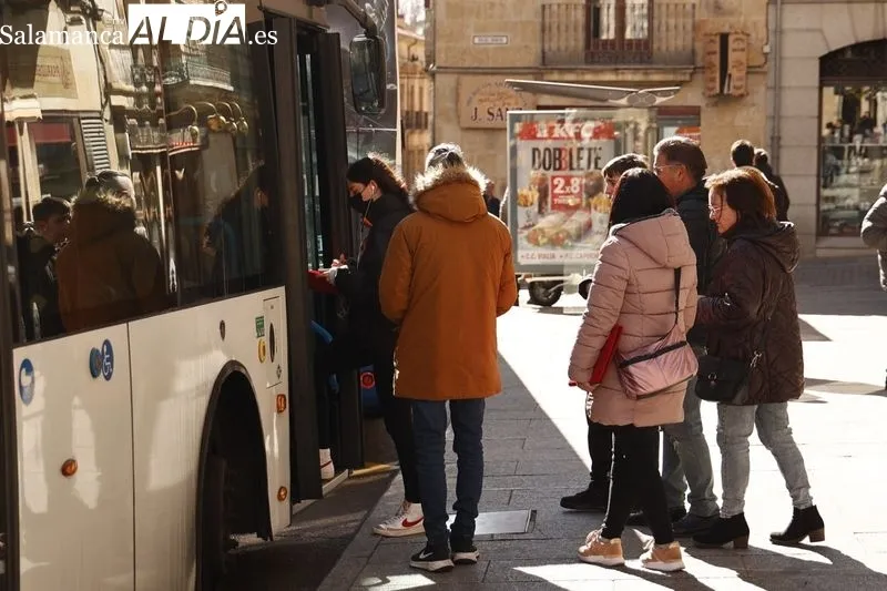 Usuarios del bus urbanos en Salamanca en la primera jornada en la que deja de ser obligatorio el uso de la mascarilla en el interior del vehículo. Foto de David Sañudo