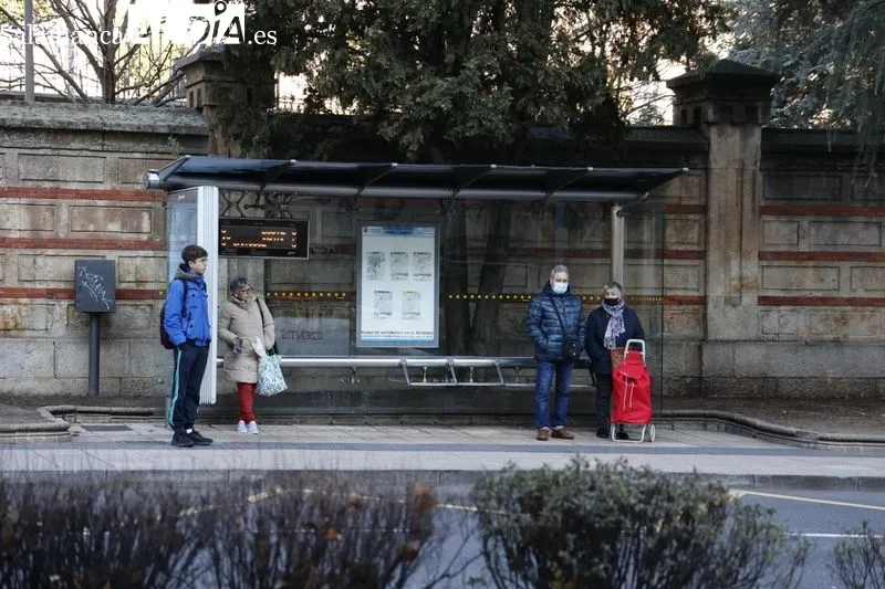 Usuarios del bus urbanos en Salamanca en la primera jornada en la que deja de ser obligatorio el uso de la mascarilla en el interior del vehículo. Foto de David Sañudo