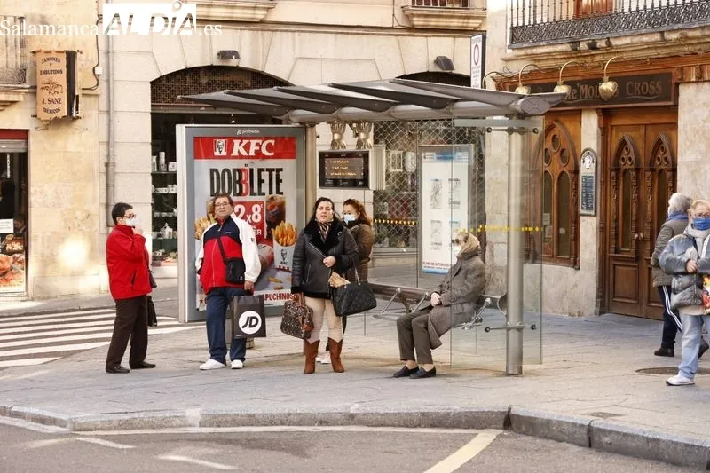 Usuarios del bus urbanos en Salamanca en la primera jornada en la que deja de ser obligatorio el uso de la mascarilla en el interior del vehículo. Foto de David Sañudo