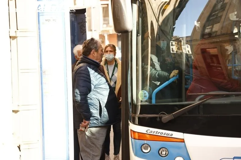 Usuarios del bus urbanos en Salamanca en la primera jornada en la que deja de ser obligatorio el uso de la mascarilla en el interior del vehículo. Foto de David Sañudo