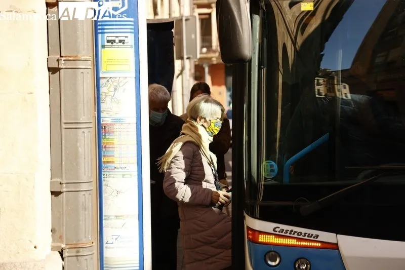 Usuarios del bus urbanos en Salamanca en la primera jornada en la que deja de ser obligatorio el uso de la mascarilla en el interior del vehículo. Foto de David Sañudo