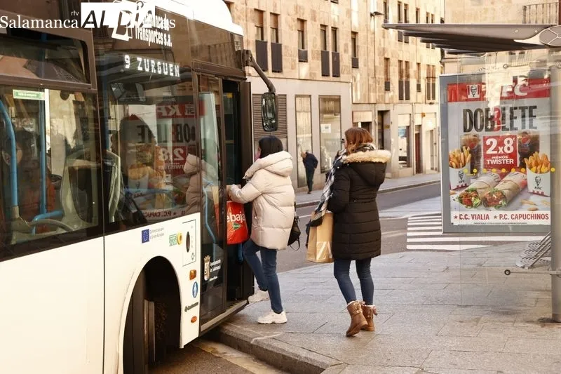 Usuarios del bus urbanos en Salamanca en la primera jornada en la que deja de ser obligatorio el uso de la mascarilla en el interior del vehículo. Foto de David Sañudo