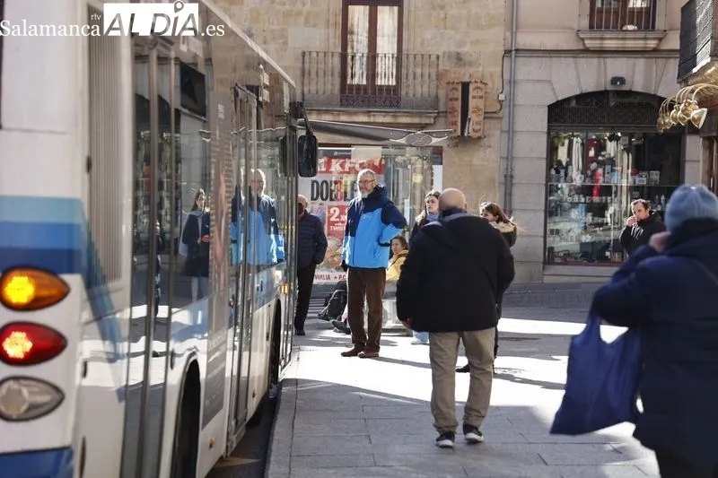 Usuarios del bus urbanos en Salamanca en la primera jornada en la que deja de ser obligatorio el uso de la mascarilla en el interior del vehículo. Foto de David Sañudo