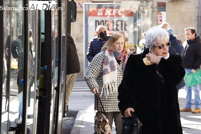 Usuarios del bus urbanos en Salamanca en la primera jornada en la que deja de ser obligatorio el uso de la mascarilla en el interior del vehículo. Foto de David Sañudo