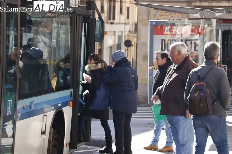 Usuarios del bus urbanos en Salamanca en la primera jornada en la que deja de ser obligatorio el uso de la mascarilla en el interior del vehículo. Foto de David Sañudo
