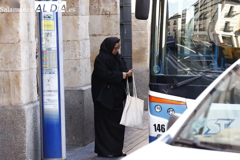 Usuarios del bus urbanos en Salamanca en la primera jornada en la que deja de ser obligatorio el uso de la mascarilla en el interior del vehículo. Foto de David Sañudo