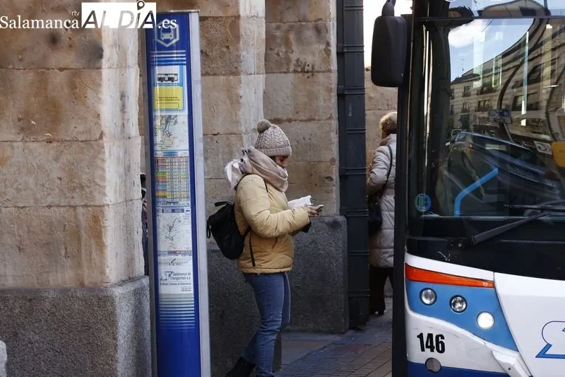 Usuarios del bus urbanos en Salamanca en la primera jornada en la que deja de ser obligatorio el uso de la mascarilla en el interior del vehículo. Foto de David Sañudo