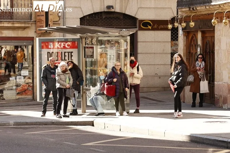 Usuarios del bus urbanos en Salamanca en la primera jornada en la que deja de ser obligatorio el uso de la mascarilla en el interior del vehículo. Foto de David Sañudo