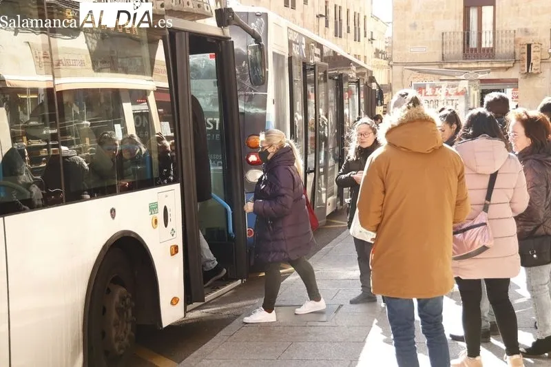 Usuarios del bus urbanos en Salamanca en la primera jornada en la que deja de ser obligatorio el uso de la mascarilla en el interior del vehículo. Foto de David Sañudo