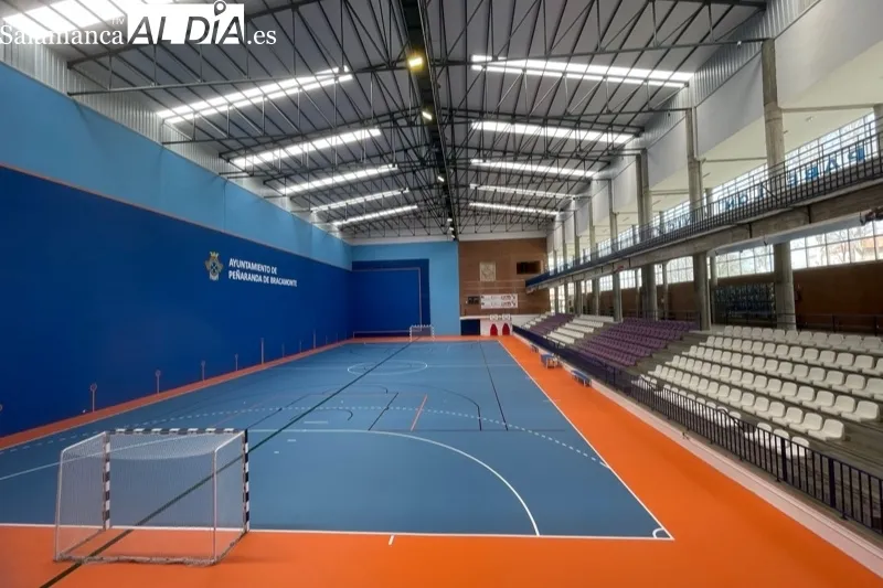 La alcaldesa Carmen Ávila, y el edil de infraestructuras Antonio Poveda, presentaban la nueva iluminación del pabellón 