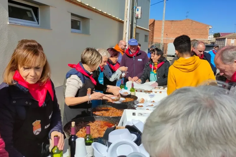 Foto 3 - Aldeaseca disfruta en las calles con la tradici&oacute;n a trav&eacute;s de su V Matanza T&iacute;pica