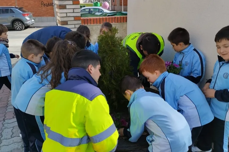 Alumnos de 1º de EP del colegio La Encarnación han plantado flores en el parque Los Jardines