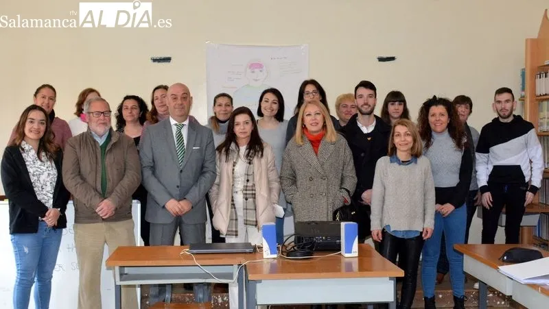 Autoridades, docentes y alumnos del taller de formación y empleo de Lumbrales