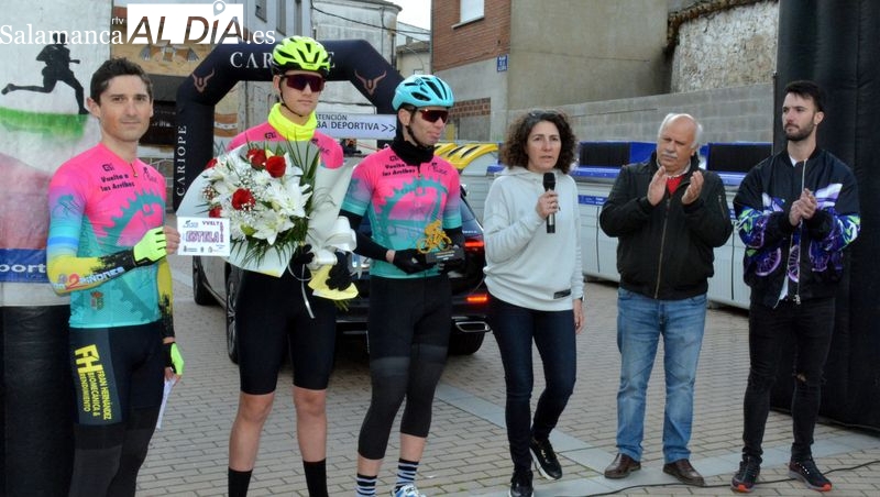 Compañeros de la ciclista Estela Domínguez participaron en el acto de homenaje junto con los alcaldes de Lumbrales e Hinojosa