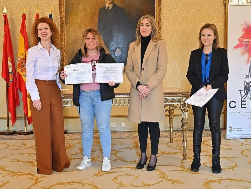 Entrega de los diplomas a alumnos de las dos nuevas acciones formativas