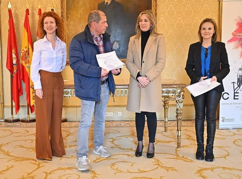 Entrega de los diplomas a alumnos de las dos nuevas acciones formativas