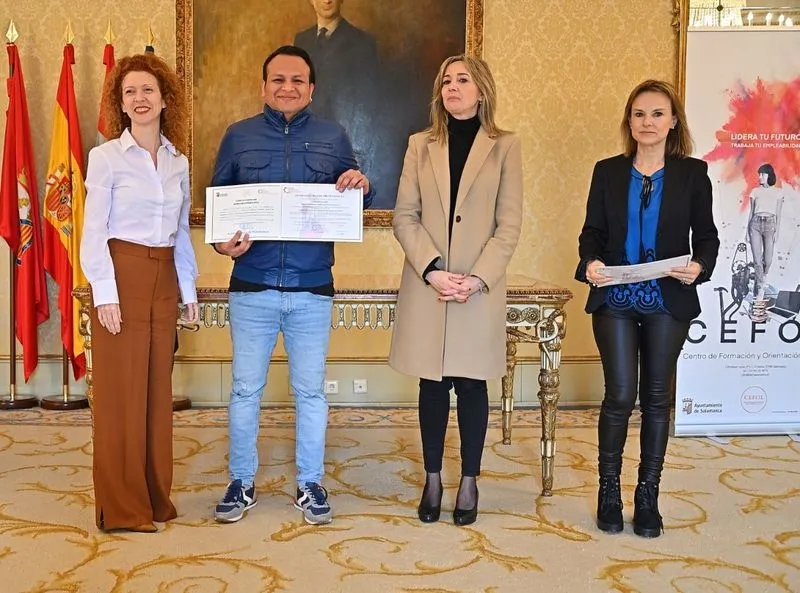 Entrega de los diplomas a alumnos de las dos nuevas acciones formativas