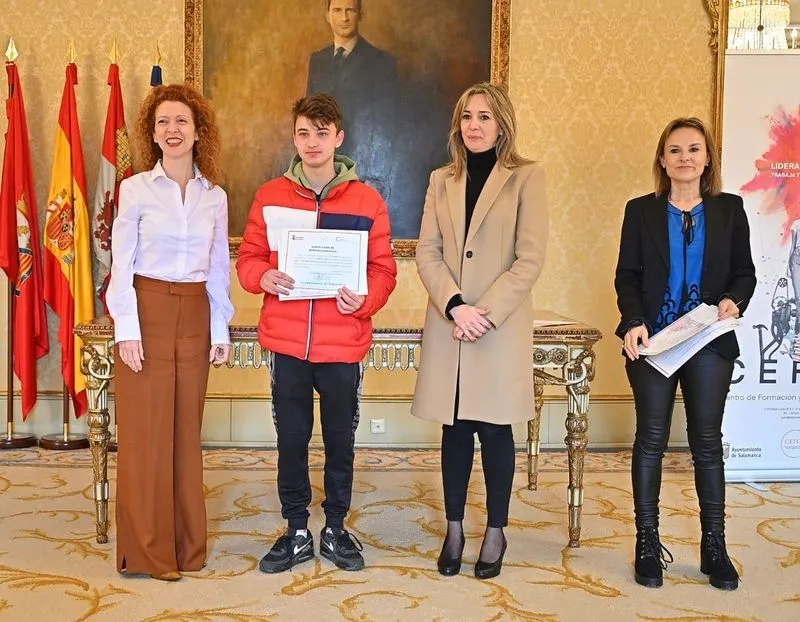 Entrega de los diplomas a alumnos de las dos nuevas acciones formativas