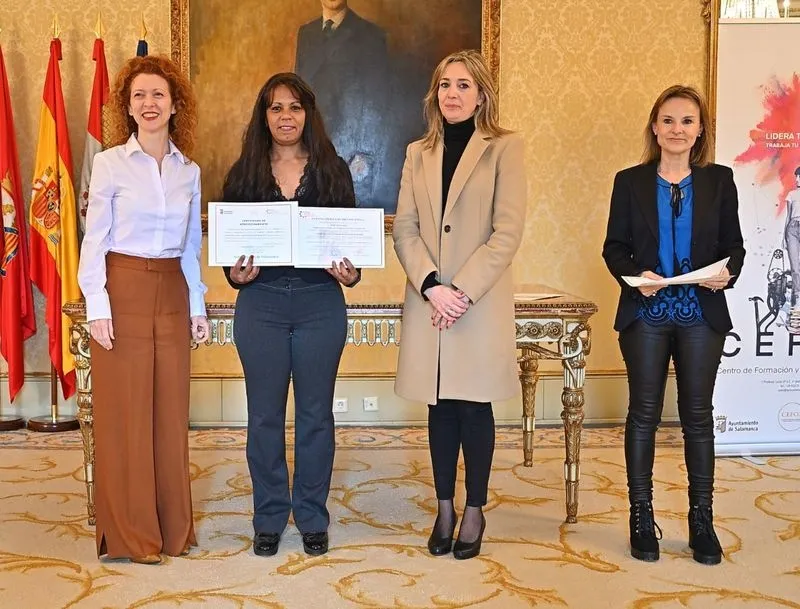 Entrega de los diplomas a alumnos de las dos nuevas acciones formativas