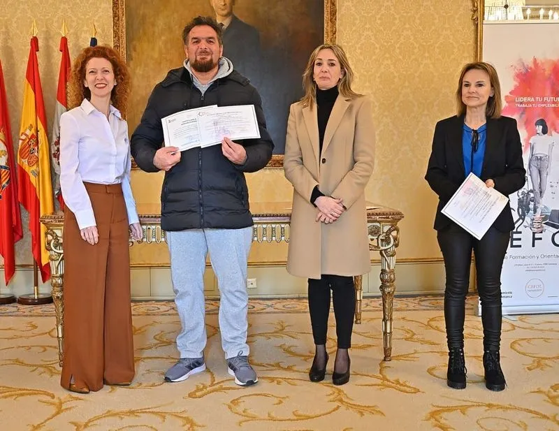 Entrega de los diplomas a alumnos de las dos nuevas acciones formativas