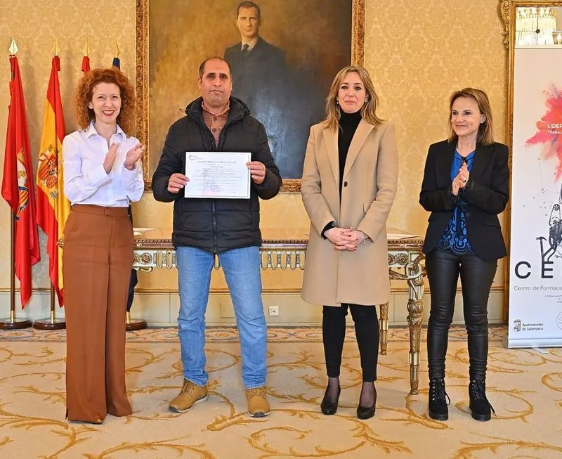 Entrega de los diplomas a alumnos de las dos nuevas acciones formativas