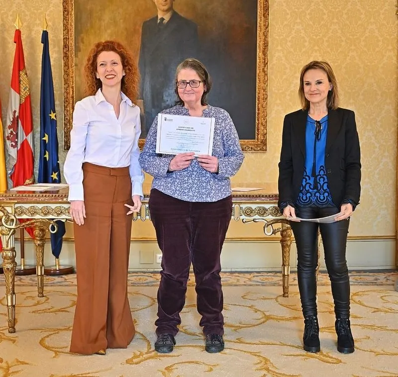 Entrega de los diplomas a alumnos de las dos nuevas acciones formativas
