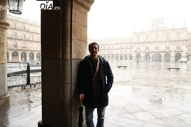 Merino posa para SALAMANCArtv AL DÍA en un día marcado por la nieve en la ciudad / Fotos: David Sañudo