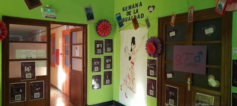 Foto 5 - Alumnos y profesores del colegio San Juan Bosco celebra el 8M con diversas actividades