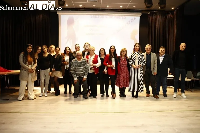 Foto 11 - Mar&iacute;a Fuentes recibe el Premio Tierno Galv&aacute;n y defiende el periodismo cercano a las personas y al territorio
