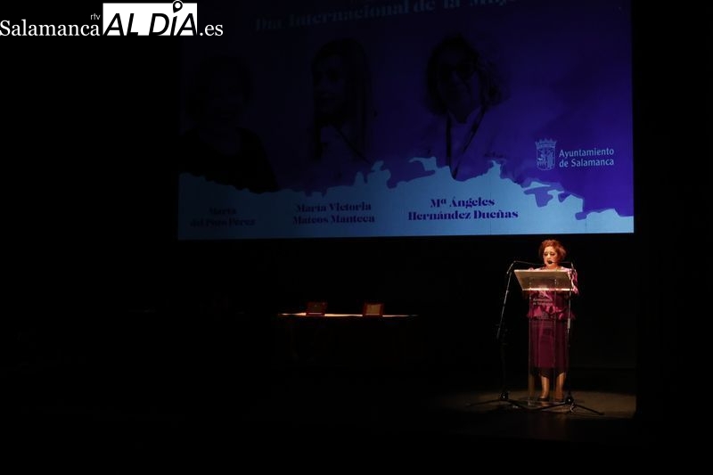 Acto de reconocimiento en el Liceo a Marta del Pozo, María Victoria Mateos y María Ángeles Hernández. Fotos: David Sañudo