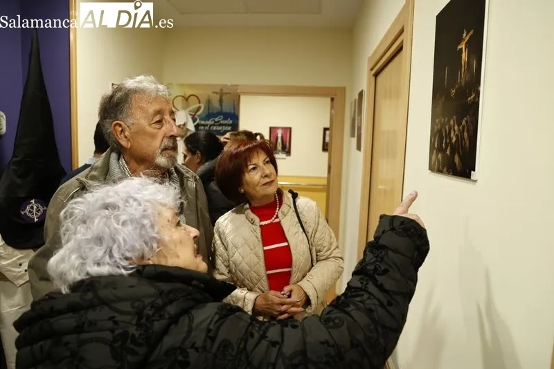 Inauguración de la exposición de fotos de Semana Santa en el centro de día para mayores Lazarillo de Tormes. Fotos: David Sañudo