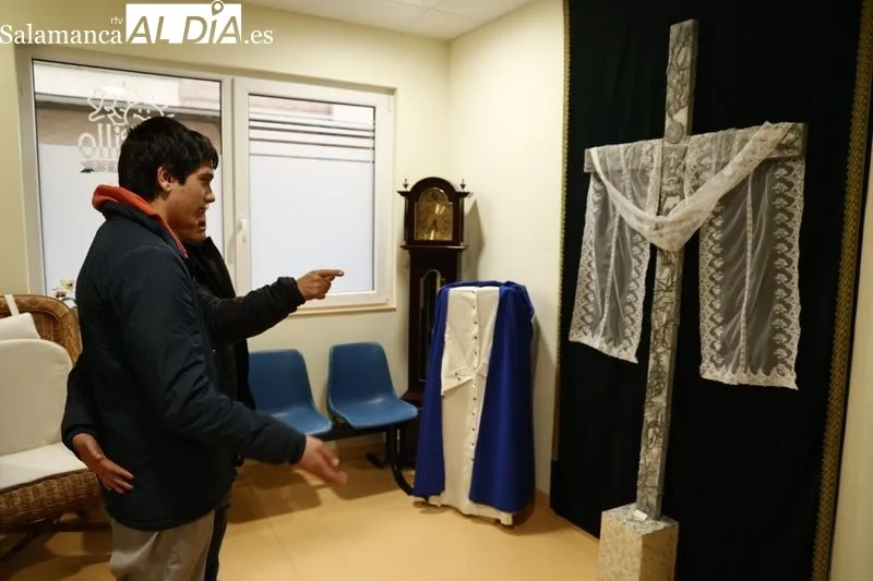 Inauguración de la exposición de fotos de Semana Santa en el centro de día para mayores Lazarillo de Tormes. Fotos: David Sañudo