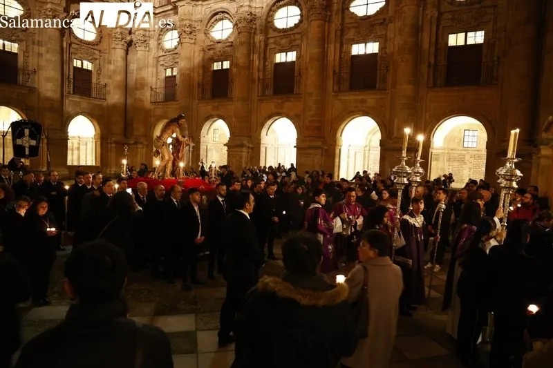 Vía Crucis de Nuestro Padre Jesús Flagelado en el Claustro Barroco de la Universidad Pontificia. Fotos: David Sañudo