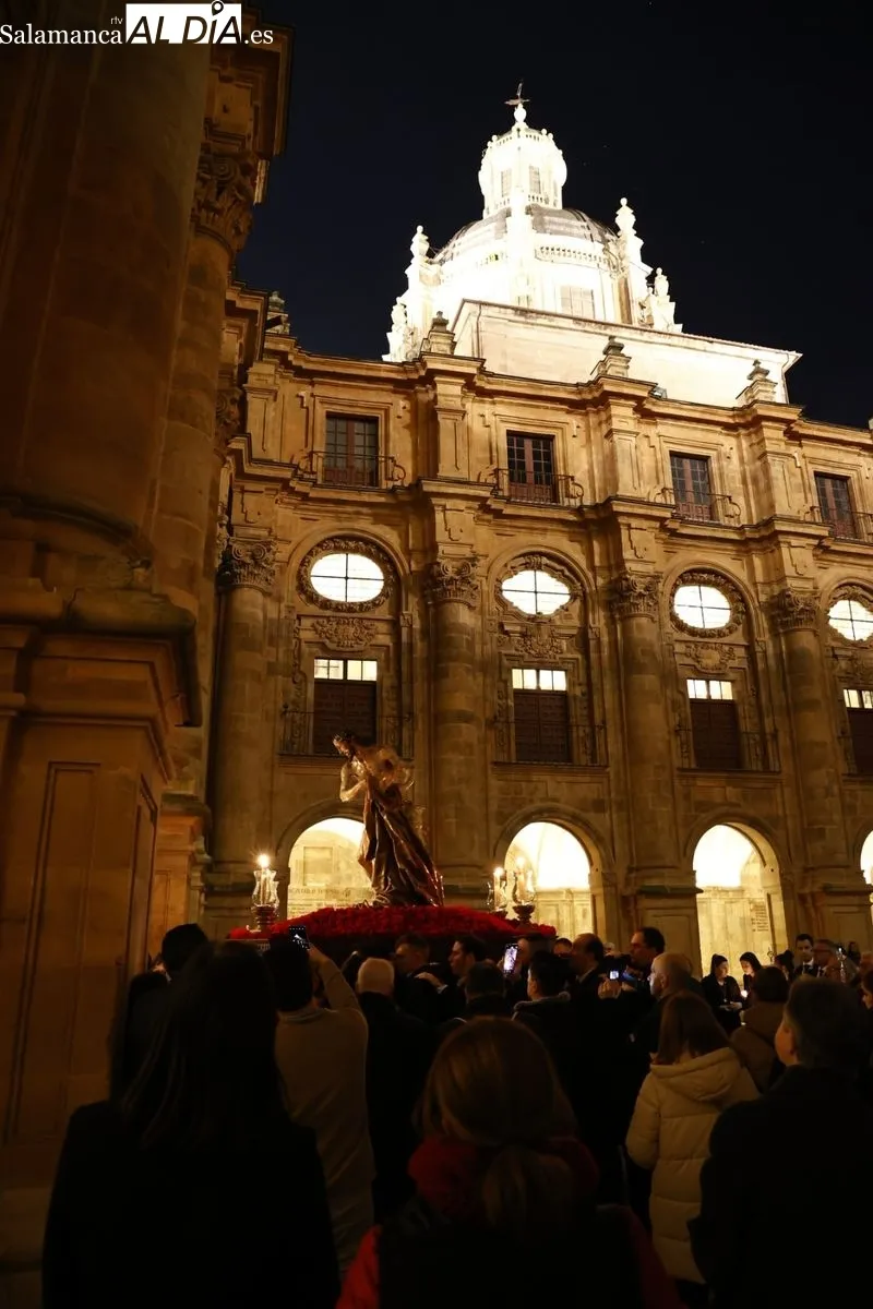 Vía Crucis de Nuestro Padre Jesús Flagelado en el Claustro Barroco de la Universidad Pontificia. Fotos: David Sañudo